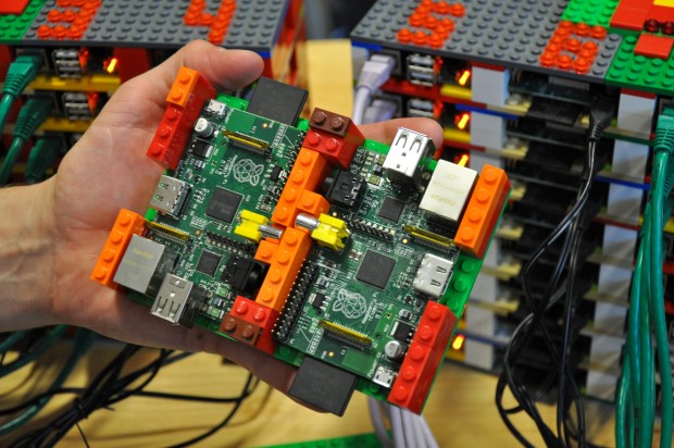 Zwei Raspberry Pi in einem Rack aus Lego (Bild: Simon Cox)